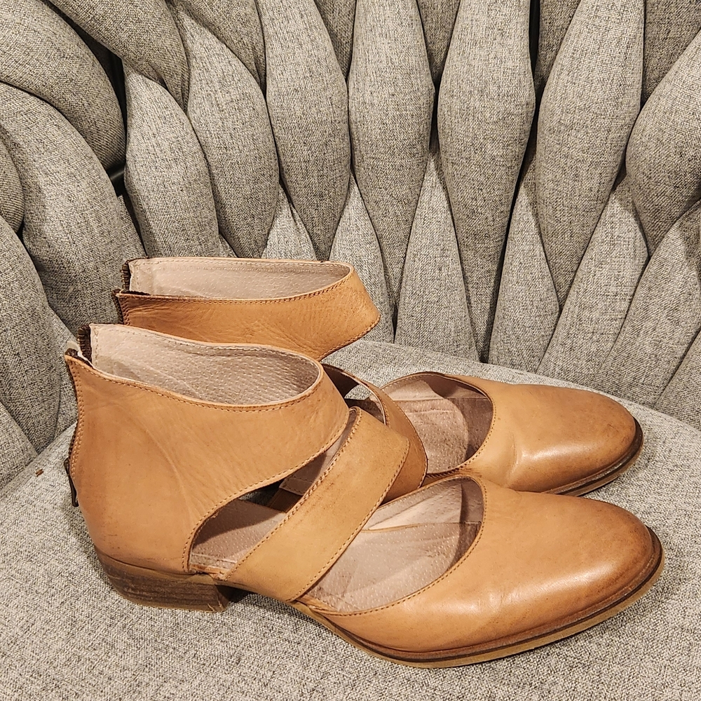 Women's Tan Leather Cutout Flat Loafers